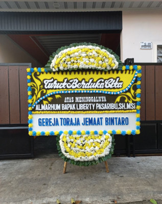 Papan Bunga Duka di Pantai Burung