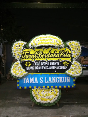 Papan Bunga Duka di Pantai Burung