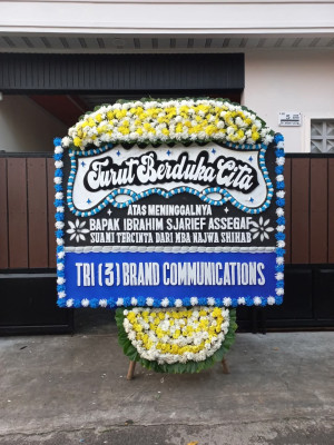 Papan Bunga Duka di Pantai Burung